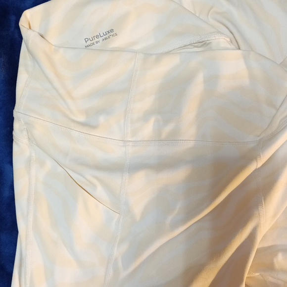 Sports bra and biker shorts - Picture 8 of 8